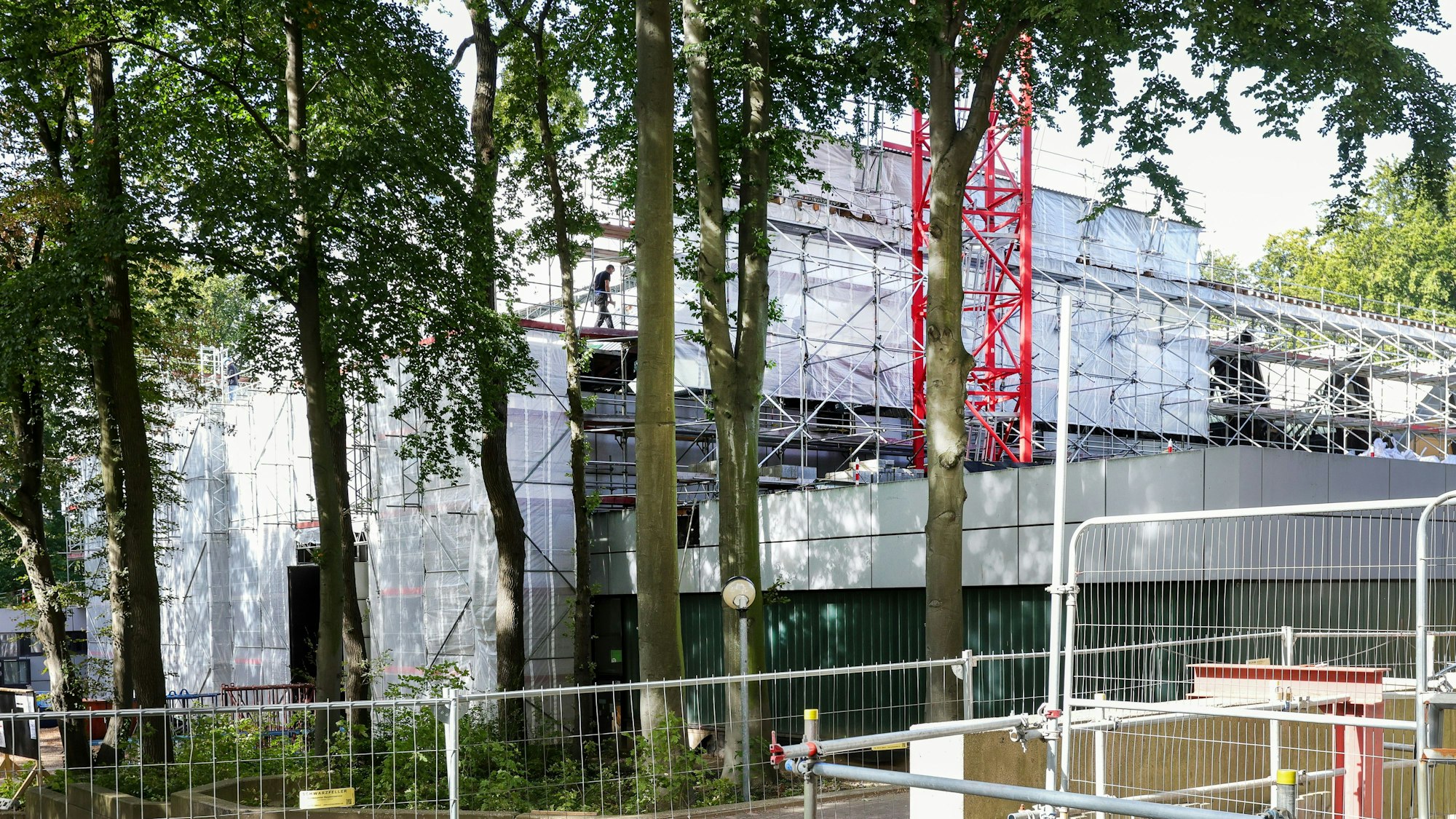 Bauzäune vor der Baustelle des Leichtathletikzentrums der Deutschen Sporthochschule