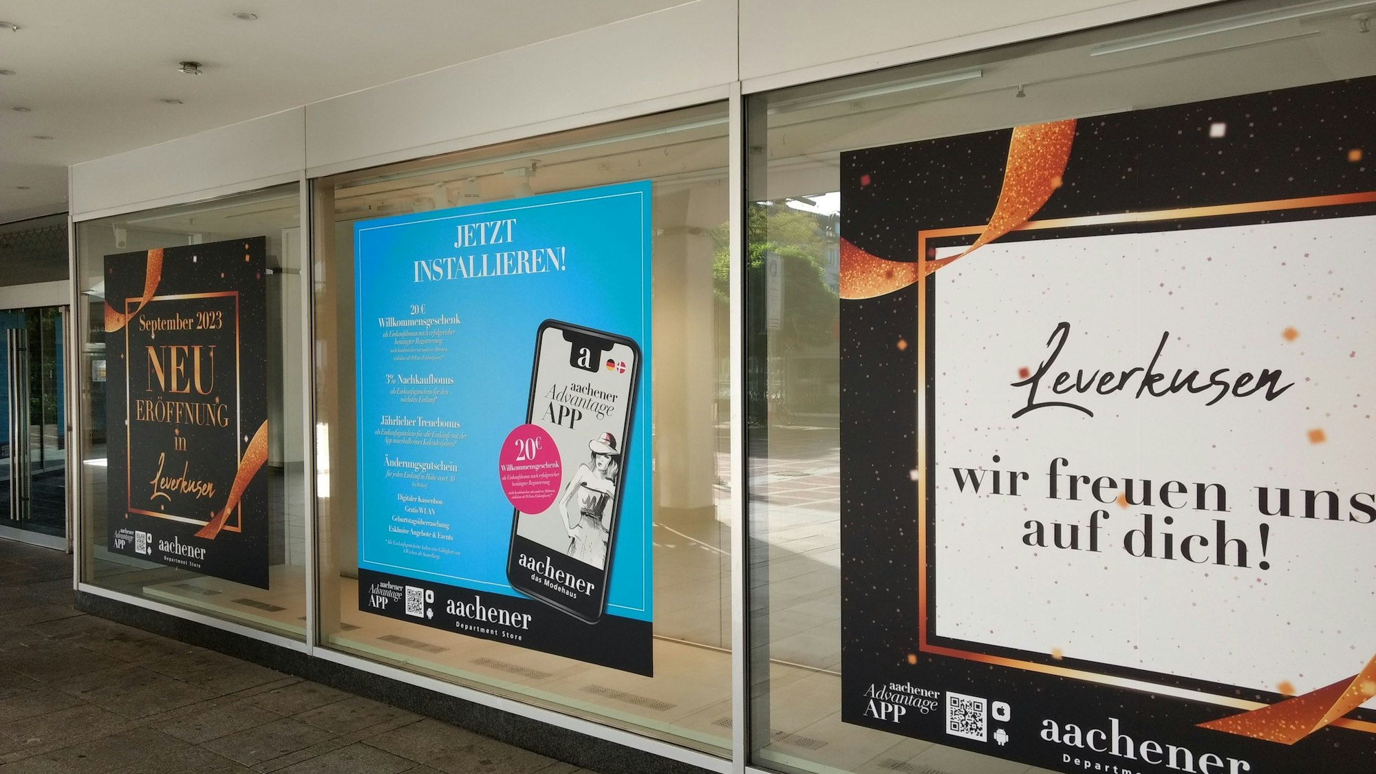 Klebeplakate an Schaufenstern der ehemaligen Kaufhof-Filiale in Wiesdorf