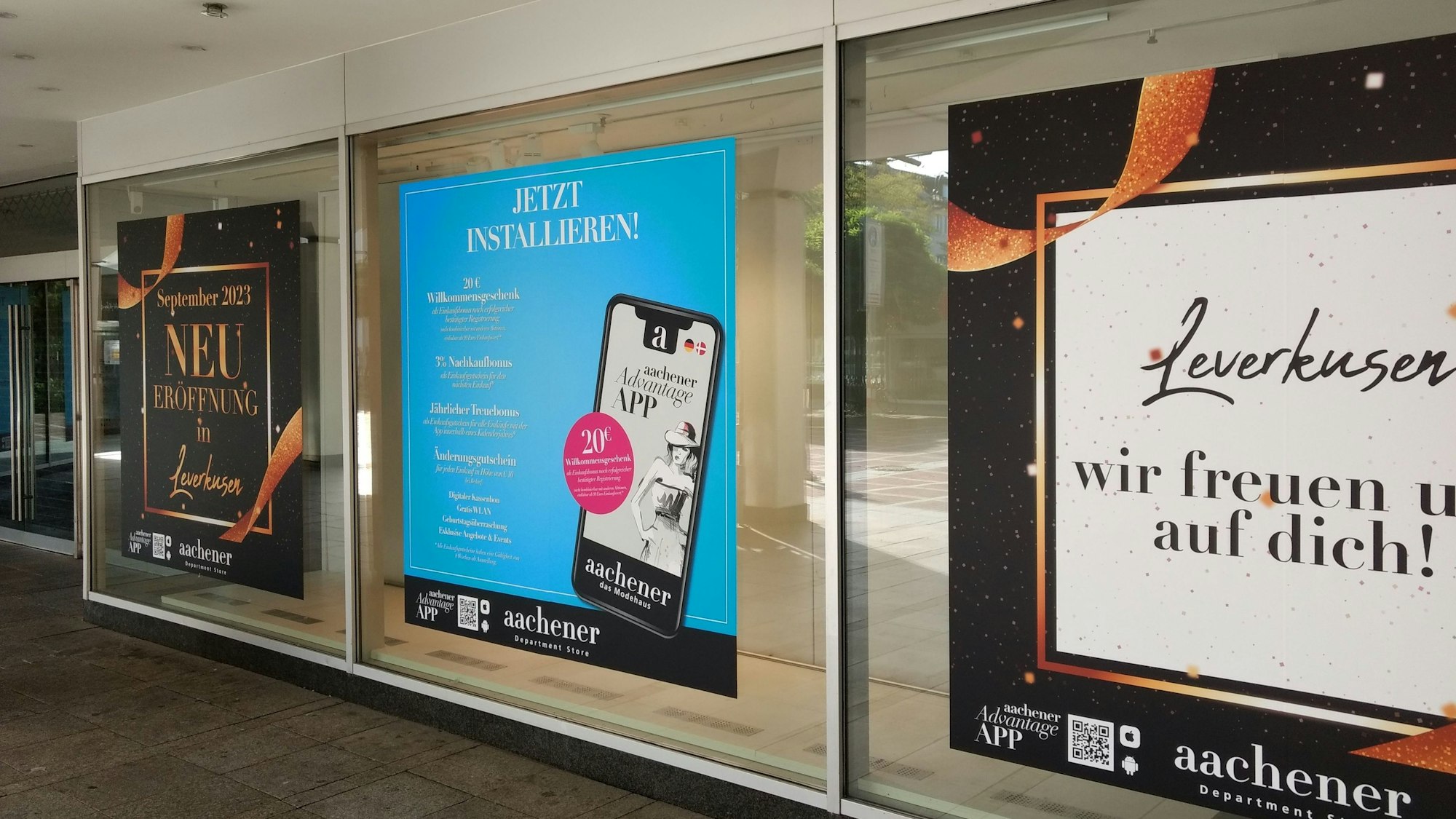 Plakate an den Schaufenstern des ehemaligen Kaufhof in Wiesdorf