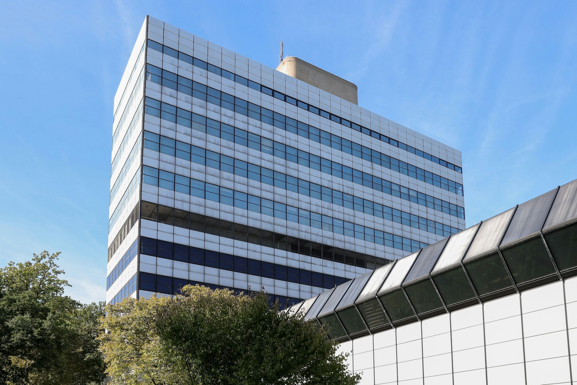 Das elfstöckige Institutsgebäude der Deutschen Sporthochschule