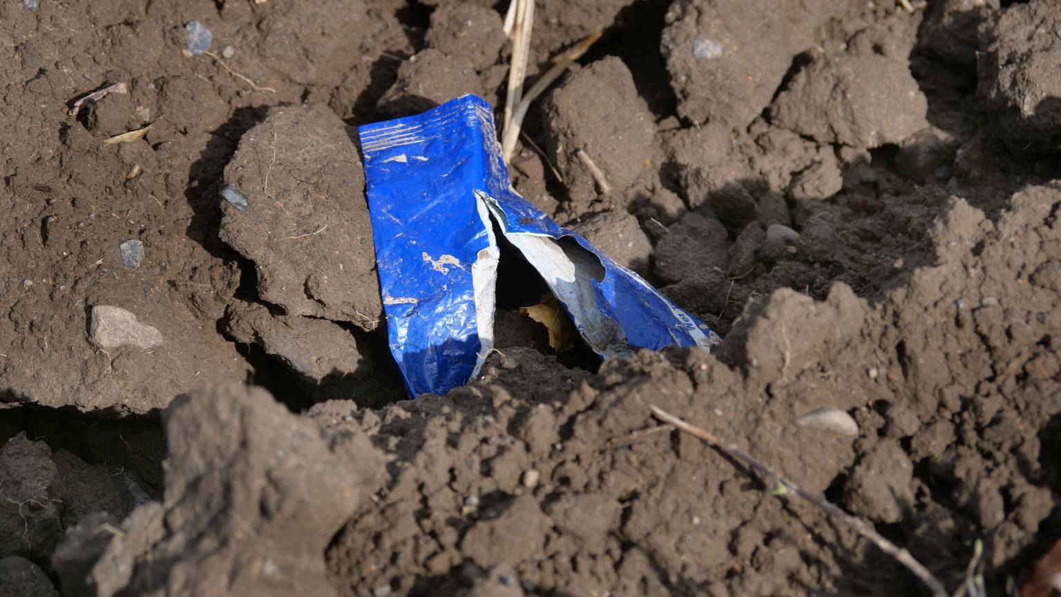 Plastikmüll liegt auf einem Feld. (Archivbild/Symbolbild)