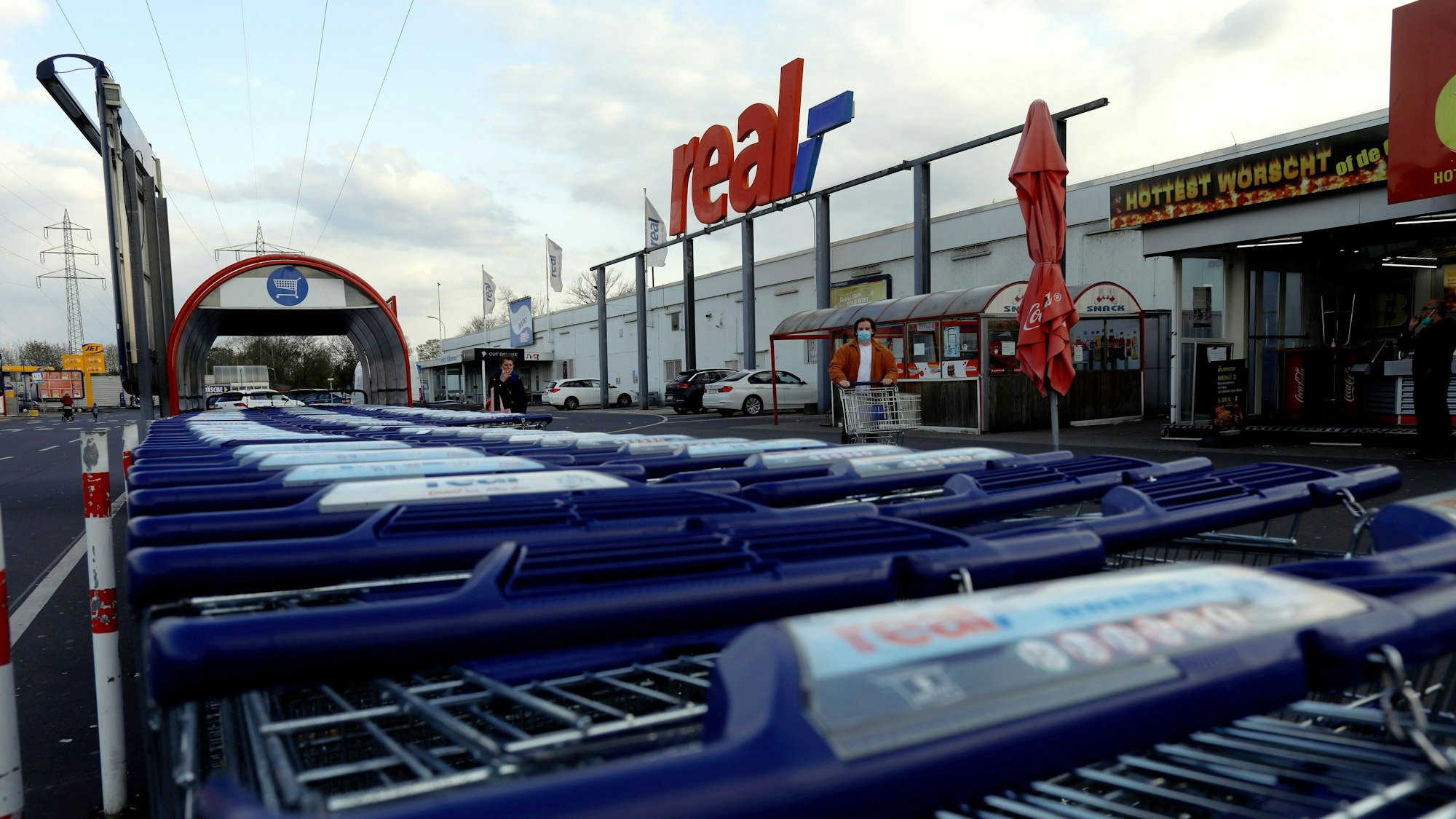 15.04.2021, Köln: Die Filiale der Real- Supermarktkette in Porz an der  Rudolf-Diesel-Straße Foto: Arton Krasniqi
