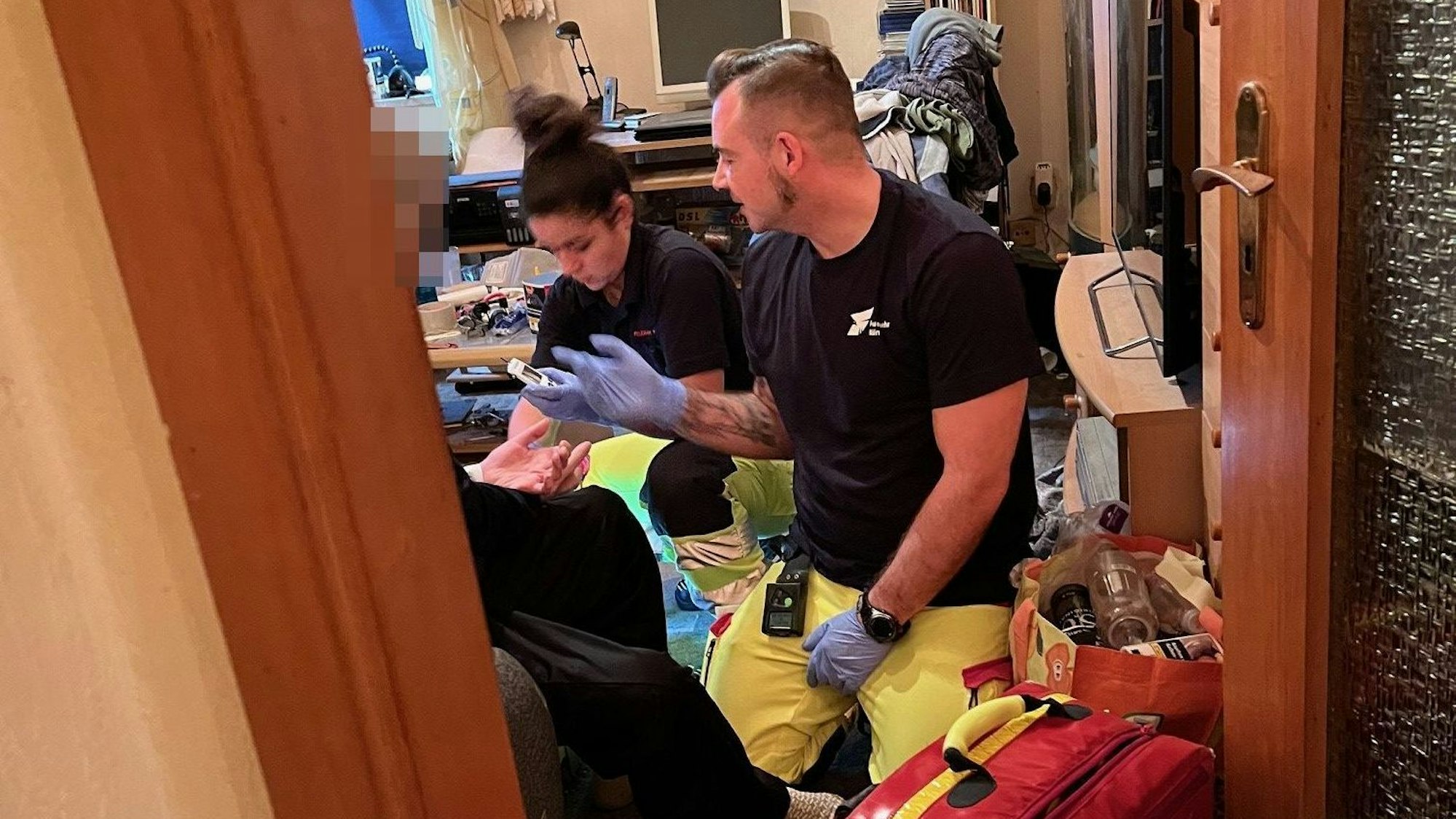 Veronika Capoccia und Markus Buth versorgen einen Patienten in seiner Wohnung, bevor sie ihn ins Krankenhaus bringen.