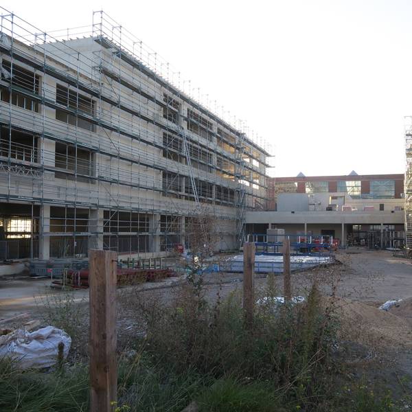 Baustelle des Erzbischöflichen Bildungscampus an der Ecke Dillenburger Straße/Christian-Sünner-Straße.
