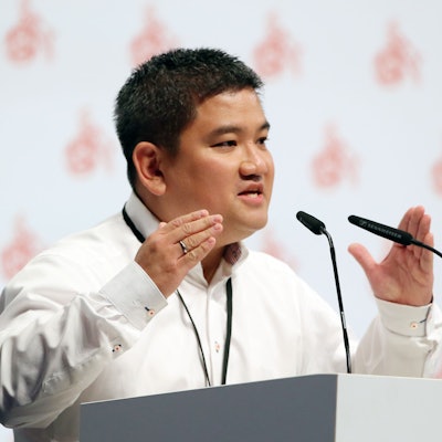 Ho-Yeon Kim, der Vorsitzende des Mitgliederrats des 1. FC Köln, spricht während der Mitgliederversammlung des Klubs in der Lanxess-Arena.