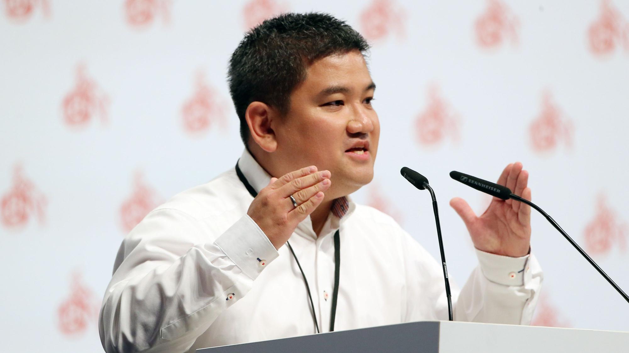Ho-Yeon Kim, der Vorsitzende des Mitgliederrats des 1. FC Köln, spricht während der Mitgliederversammlung des Klubs in der Lanxess-Arena.