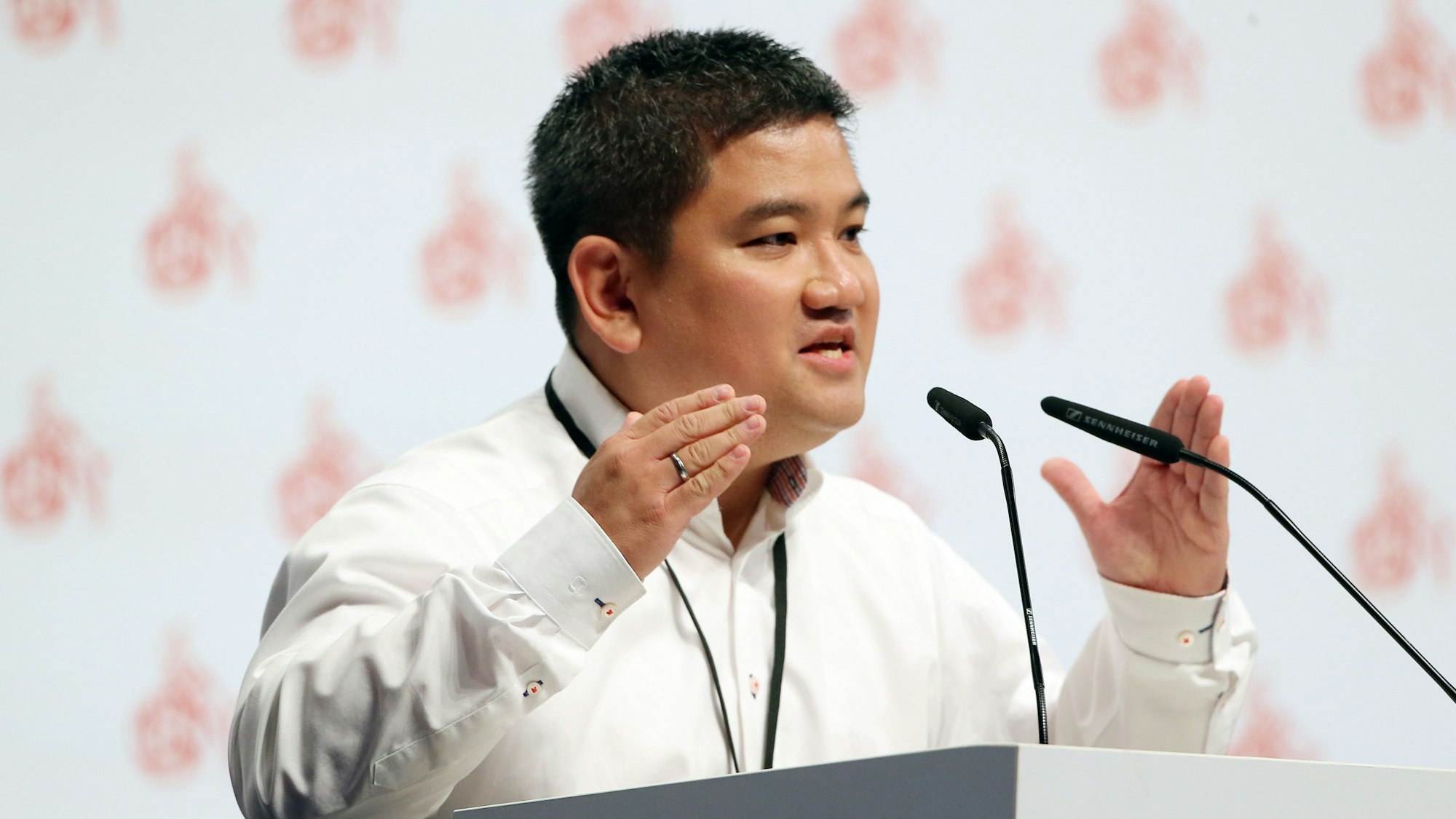 Ho-Yeon Kim, Vorsitzender des Mitgliederrats des 1. FC Köln, spricht auf der Mitgliederversammlung zu den anwesenden Mitgliedern.