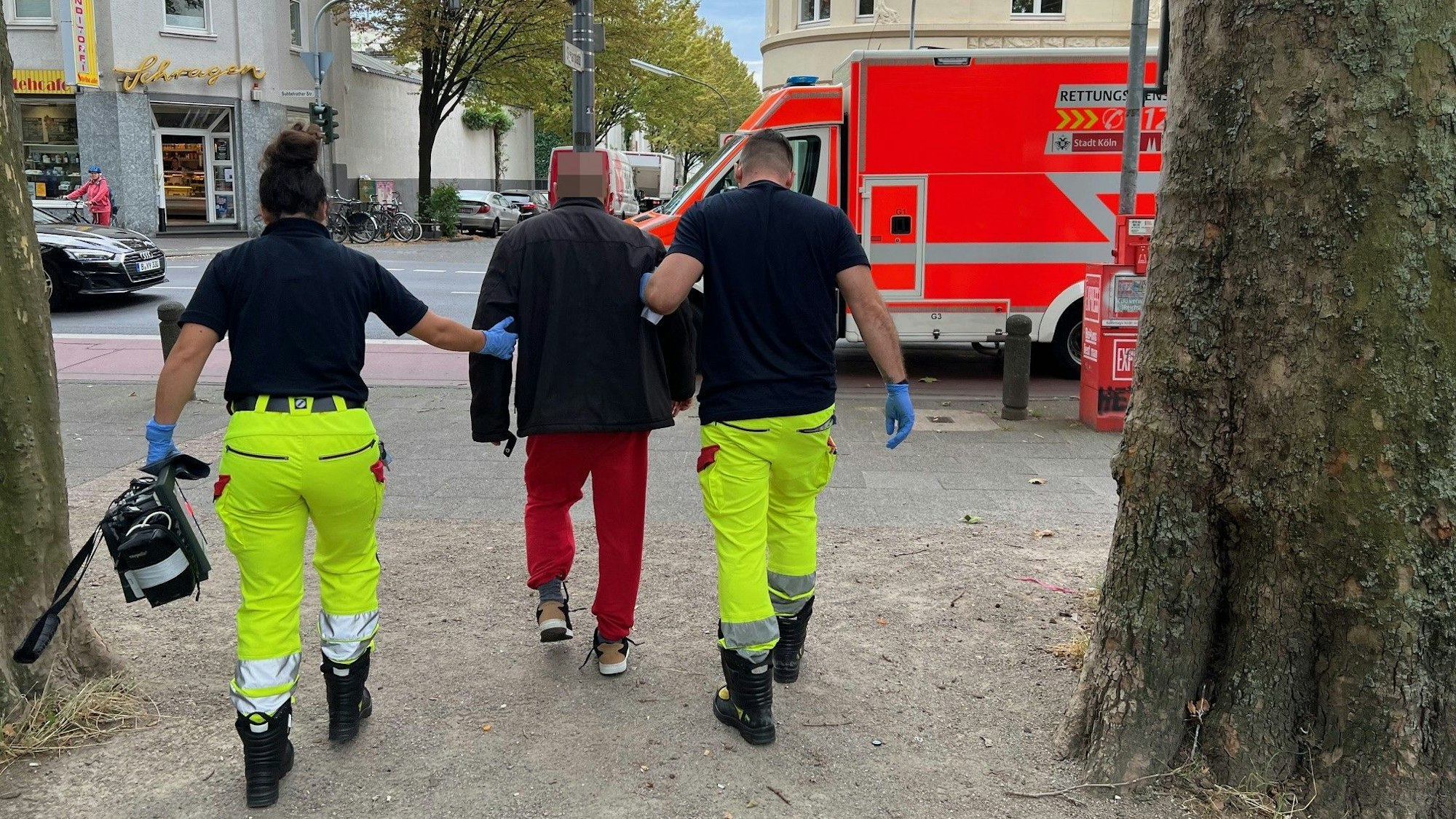 Veronika Capoccia und Markus Buth begleiten einen Mann mit Symptomen einer Überdosis Kokain zum RTW.