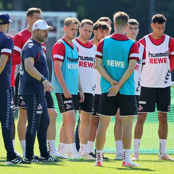 Kölns Trainer Steffen Baumgart hat seine Spieler um sich versammelt.