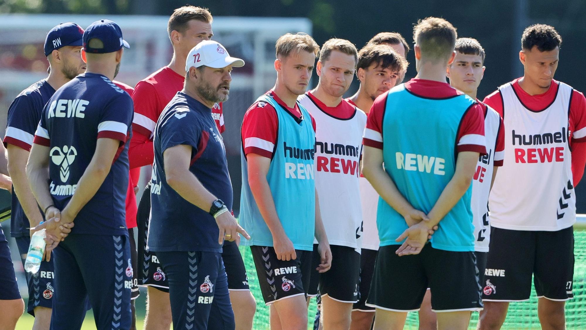 Kölns Trainer Steffen Baumgart hat seine Spieler um sich versammelt.