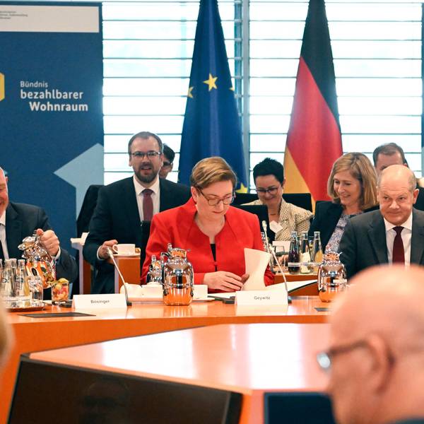25.09.2023, Berlin: Bundeskanzler Olaf Scholz (M r, SPD) sitzt bei der Eröffnung des Wohnungsbaugipfels zur Wiederbelebung des krisengeschüttelten Sektors im Bundeskanzleramt neben Bauministerin Klara Geywitz (SPD, M l). Foto: Tobias Schwarz/POOL AFP/dpa +++ dpa-Bildfunk +++