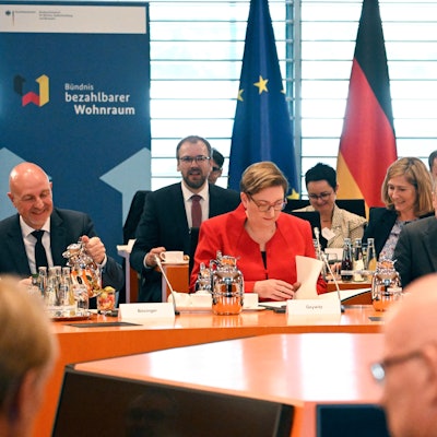 25.09.2023, Berlin: Bundeskanzler Olaf Scholz (M r, SPD) sitzt bei der Eröffnung des Wohnungsbaugipfels zur Wiederbelebung des krisengeschüttelten Sektors im Bundeskanzleramt neben Bauministerin Klara Geywitz (SPD, M l). Foto: Tobias Schwarz/POOL AFP/dpa +++ dpa-Bildfunk +++