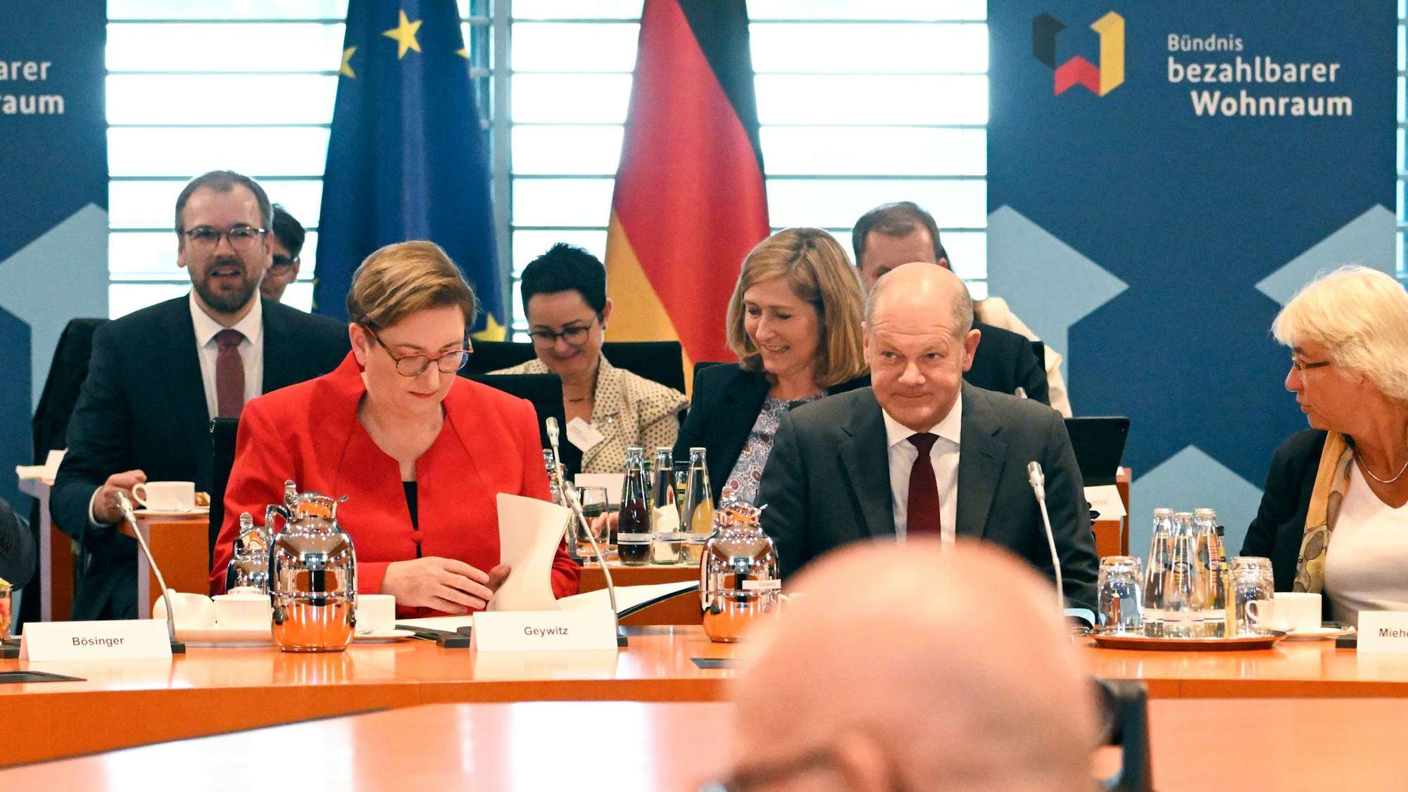 25.09.2023, Berlin: Bundeskanzler Olaf Scholz (M r, SPD) sitzt bei der Eröffnung des Wohnungsbaugipfels zur Wiederbelebung des krisengeschüttelten Sektors im Bundeskanzleramt neben Bauministerin Klara Geywitz (SPD, M l). Foto: Tobias Schwarz/POOL AFP/dpa +++ dpa-Bildfunk +++