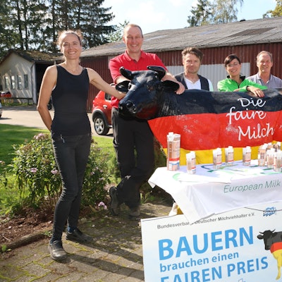 Gruppenfoto: Silvia Däberitz, Michael Alterauge, Elmar Hannen, Andrea Münnekehoff, Michael Braun und EU-Parlamentarier Helmut Geuking.