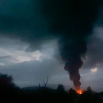 HANDOUT - 25.09.2023, Aserbaidschan, Stepanakert: In diesem Bild aus einem Video das auf Siranush Sargsyans X-Account (ehemals Twitter) verbreitet wurde, zeigt aufsteigenden Rauch nach der Explosion eines Tanklagers in der Nähe von Stepanakert, Berg-Karabach. Mehrere Menschen wurden am Montagabend an einer Tankstelle in der Nähe der Hauptstadt der Region verletzt, als ein Treibstofftank explodierte. Dutzende von Menschen standen zu diesem Zeitpunkt an der Tankstelle an, um ihre Autos zu betanken, damit sie nach Armenien fahren konnten. Foto: Siranush Sargsyan's Twitter account/AP/dpa - ACHTUNG: Nur zur redaktionellen Verwendung im Zusammenhang mit der aktuellen Berichterstattung und nur mit vollständiger Nennung des vorstehenden Credits +++ dpa-Bildfunk +++