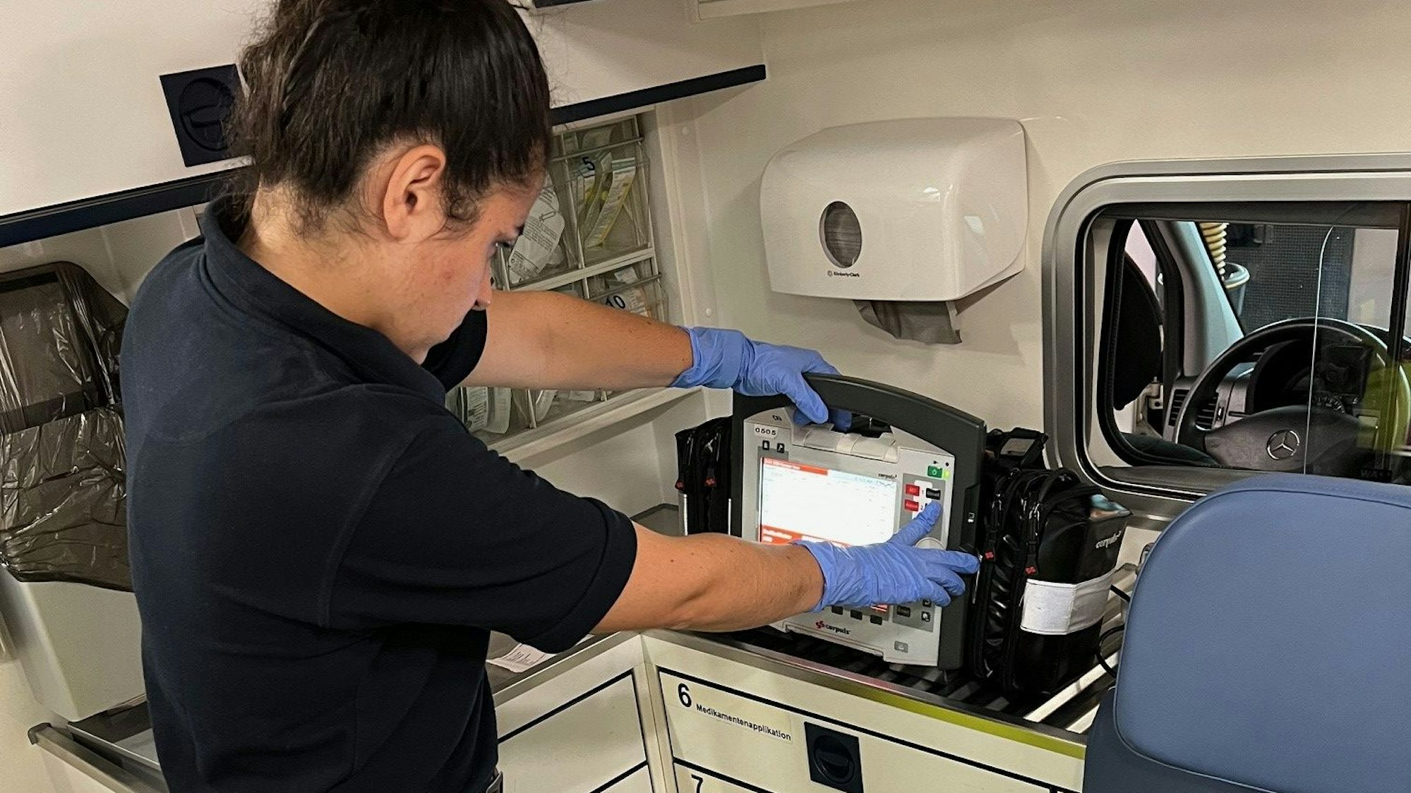 Veronika Capoccia prüft, ob alle Geräte im RTW funktionieren.