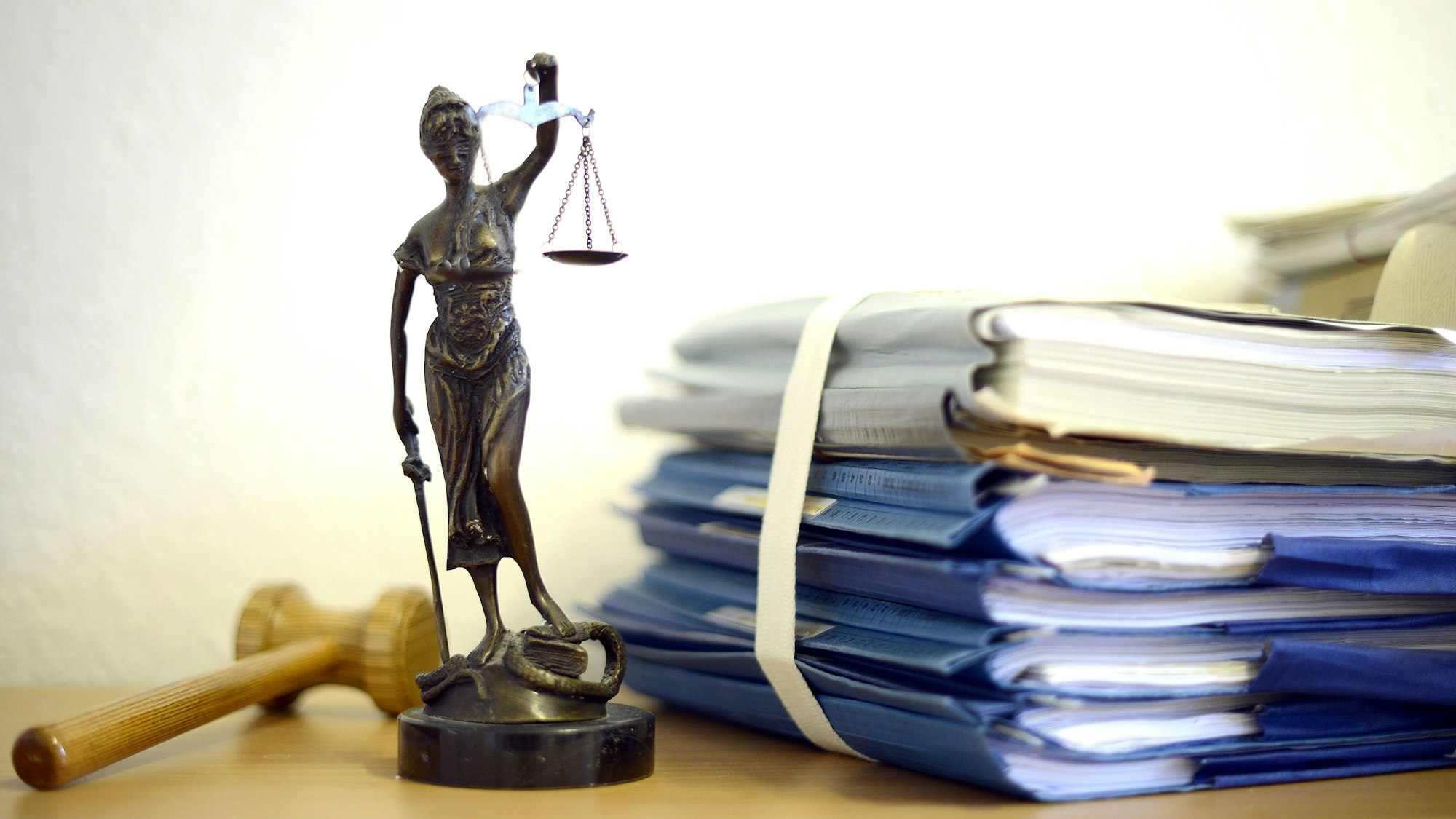 Eine modellhafte Nachbildung der Justitia steht im Raum eines Richters.