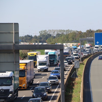 Das Foto zeigt die Autobahn 1 in beiden Fahrtrichtungen.