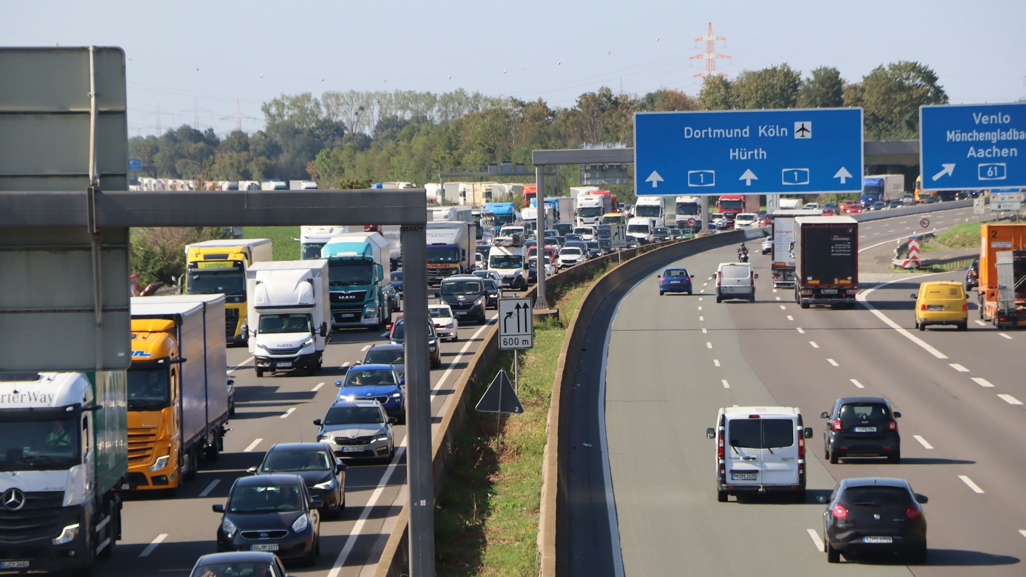 auf einer Autobahn fahren Autos, in einer Fahrtrichtung staut sich der Verkehr.