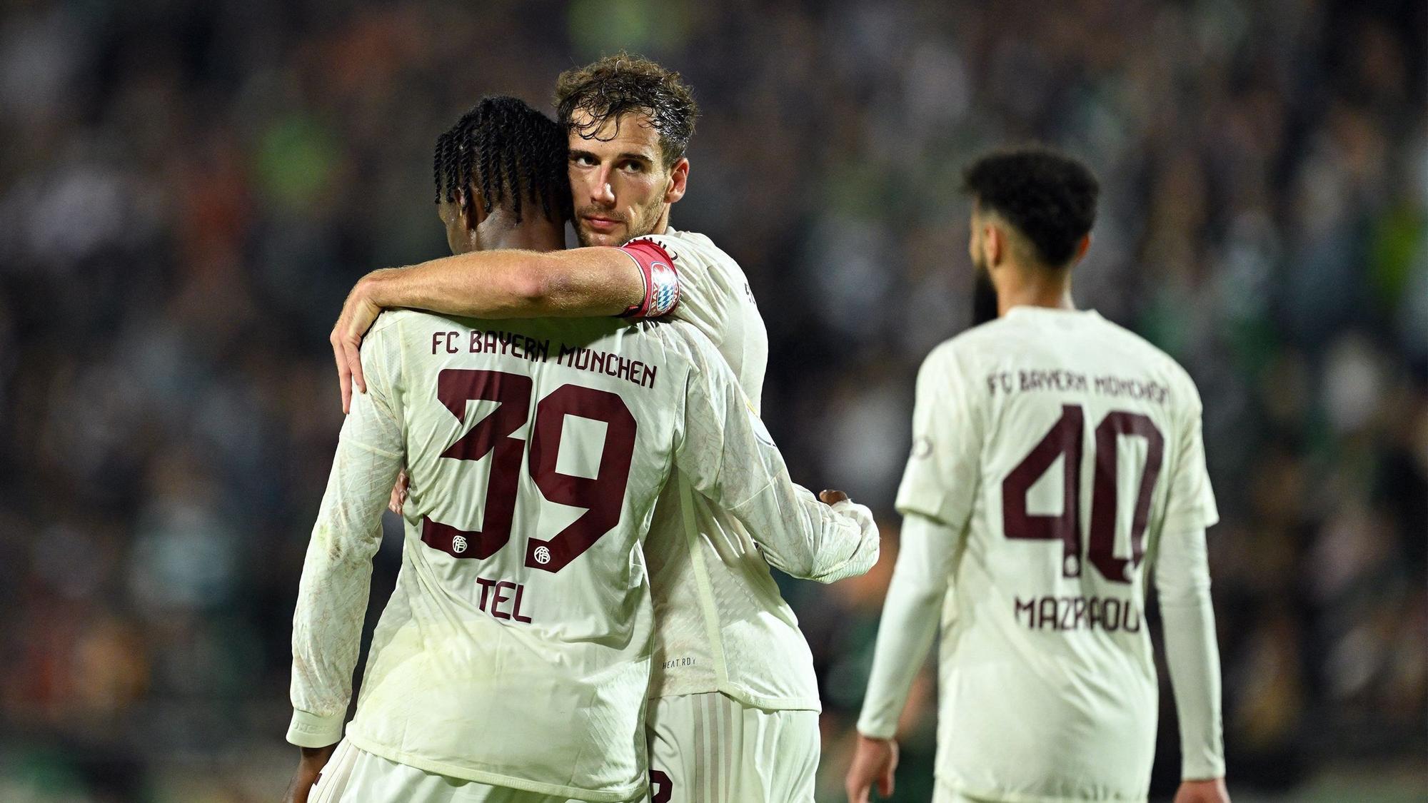 Mathys Tel (l.) und Leon Goretzka (m.) vom FC Bayern München bejubeln den Treffer zum 4:0 gegen Preußen Münster.