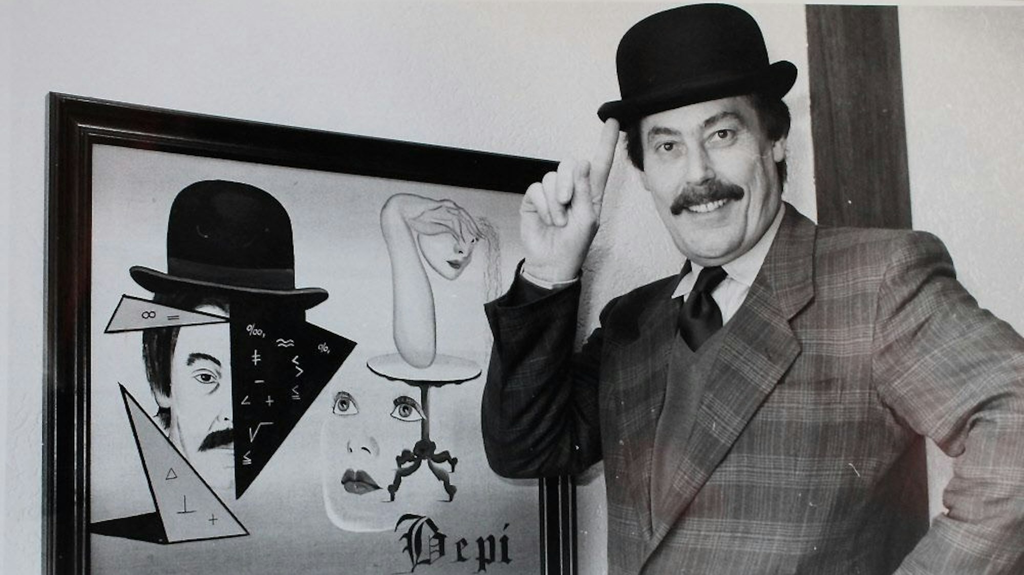 Bepi steht vor einem Gemälde