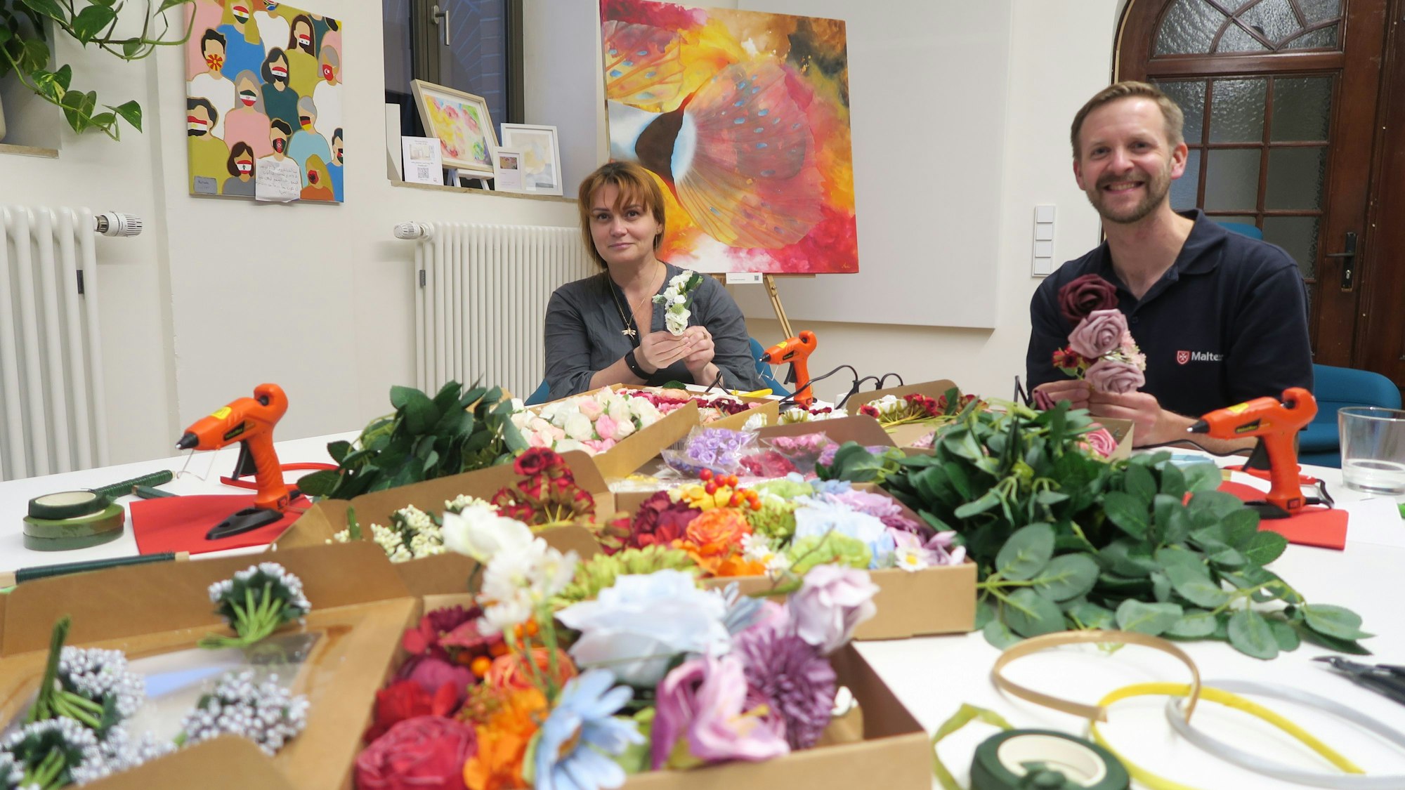 Anna Kolisnichenko mit Michael Haas-Busch von Malteser im Schwesternchor des Klarissenklosters