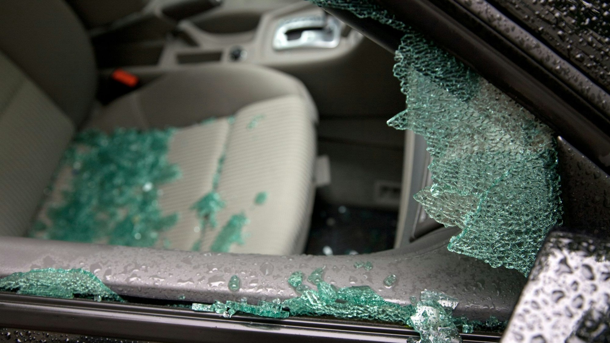 Die Scheibe eines Autos ist auf der Beifahrerseite eingeschlagen worden.