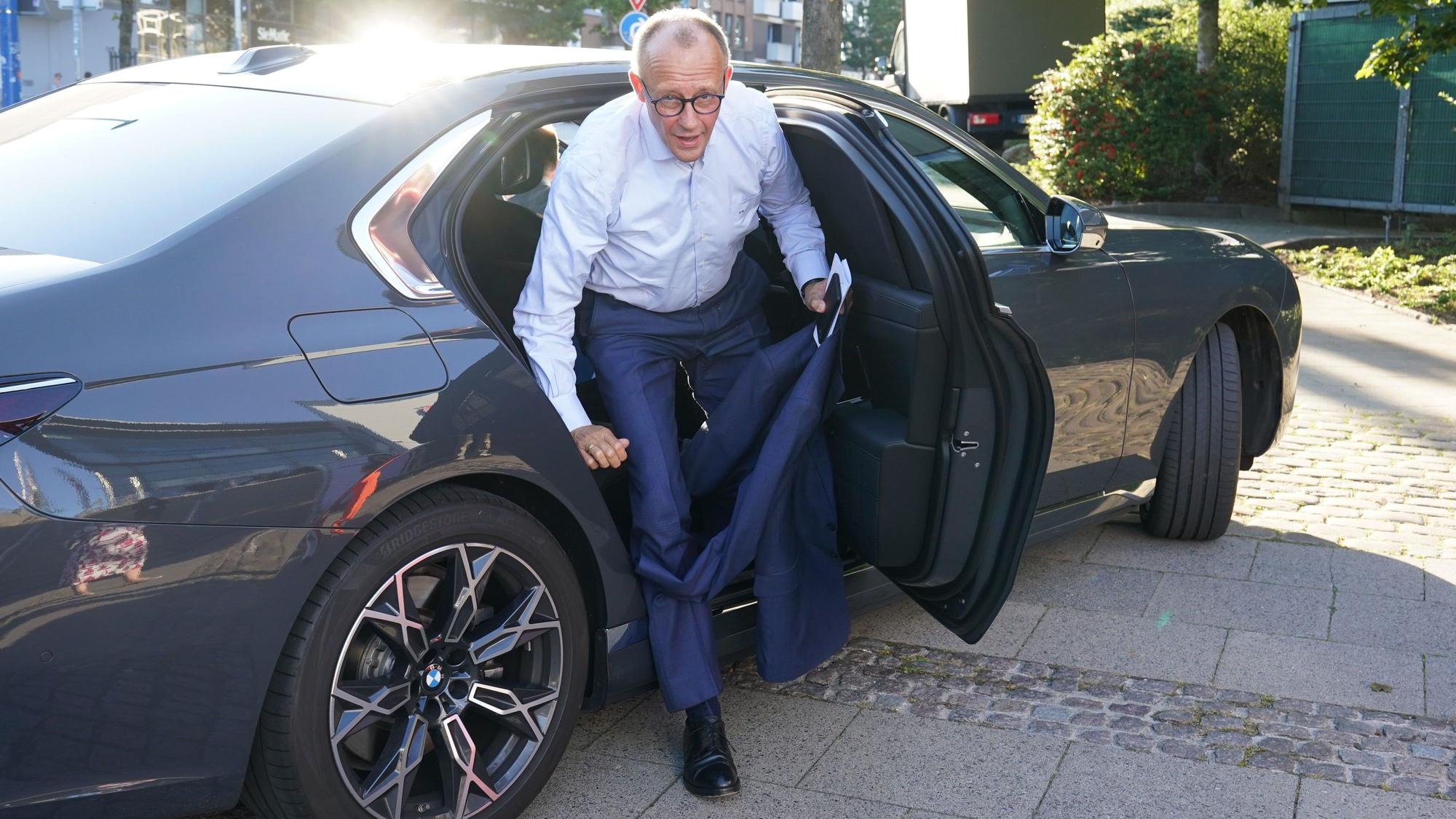 Friedrich Merz, Parteivorsitzender der CDU, steigt nach der Ankunft vor der Wunderino-Arena aus seinem Dienstwagen.