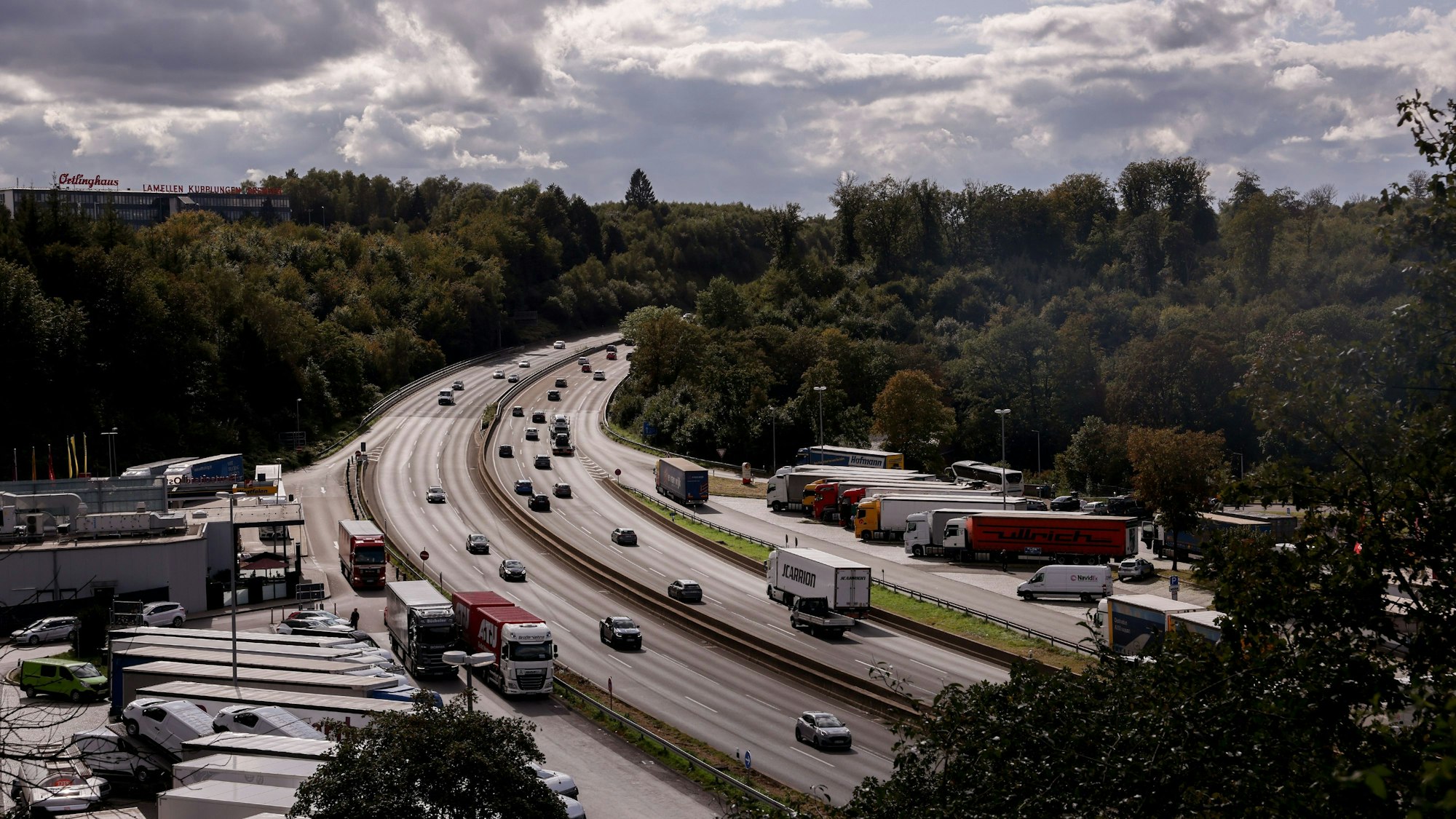 Blick auf die Autobahn A1 und den Rasthof Remscheid.