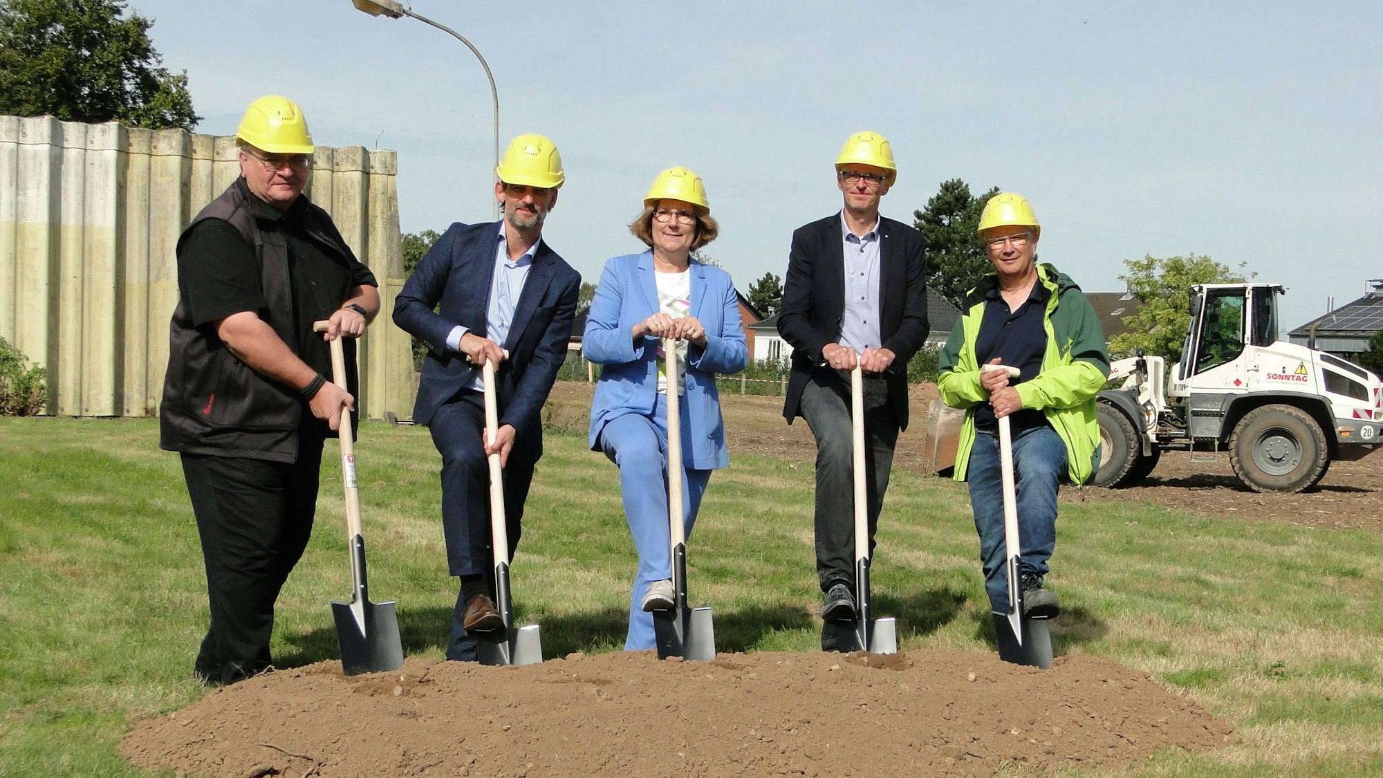 Spatenstich (von links nach rechts): Reinhard Zöllner, William Wolfgramm, Ulrike Franzke, Christian Gatke und Jürgen Werker.