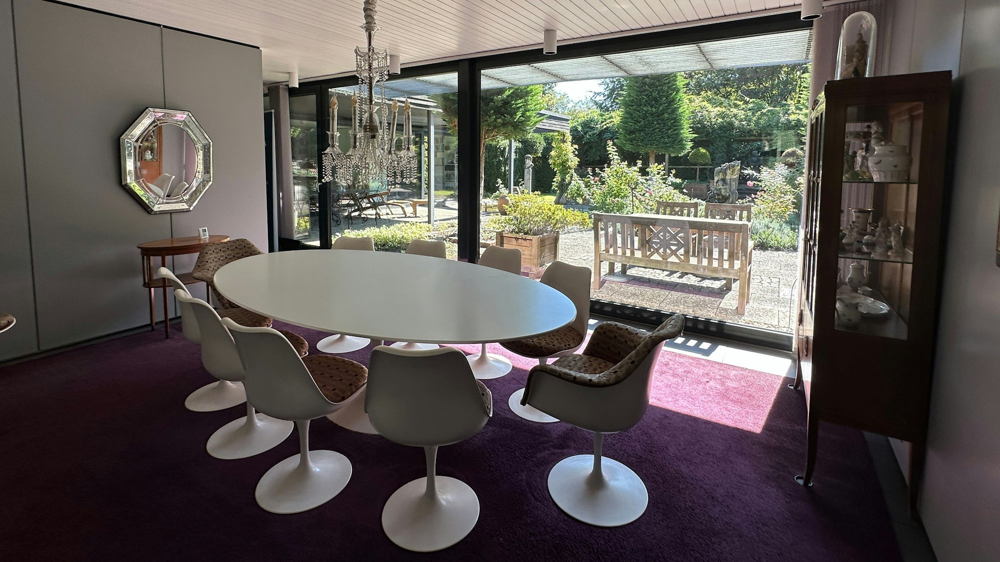 Aus dem Esszimmer im Bungalow schaut man in den Englischen Garten.