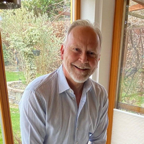 Das Foto zeigt einen freundlich lächelnden Mann, es ist Gerd Koslowski, Vorsitzender des Stadtsportbundes Frechen.