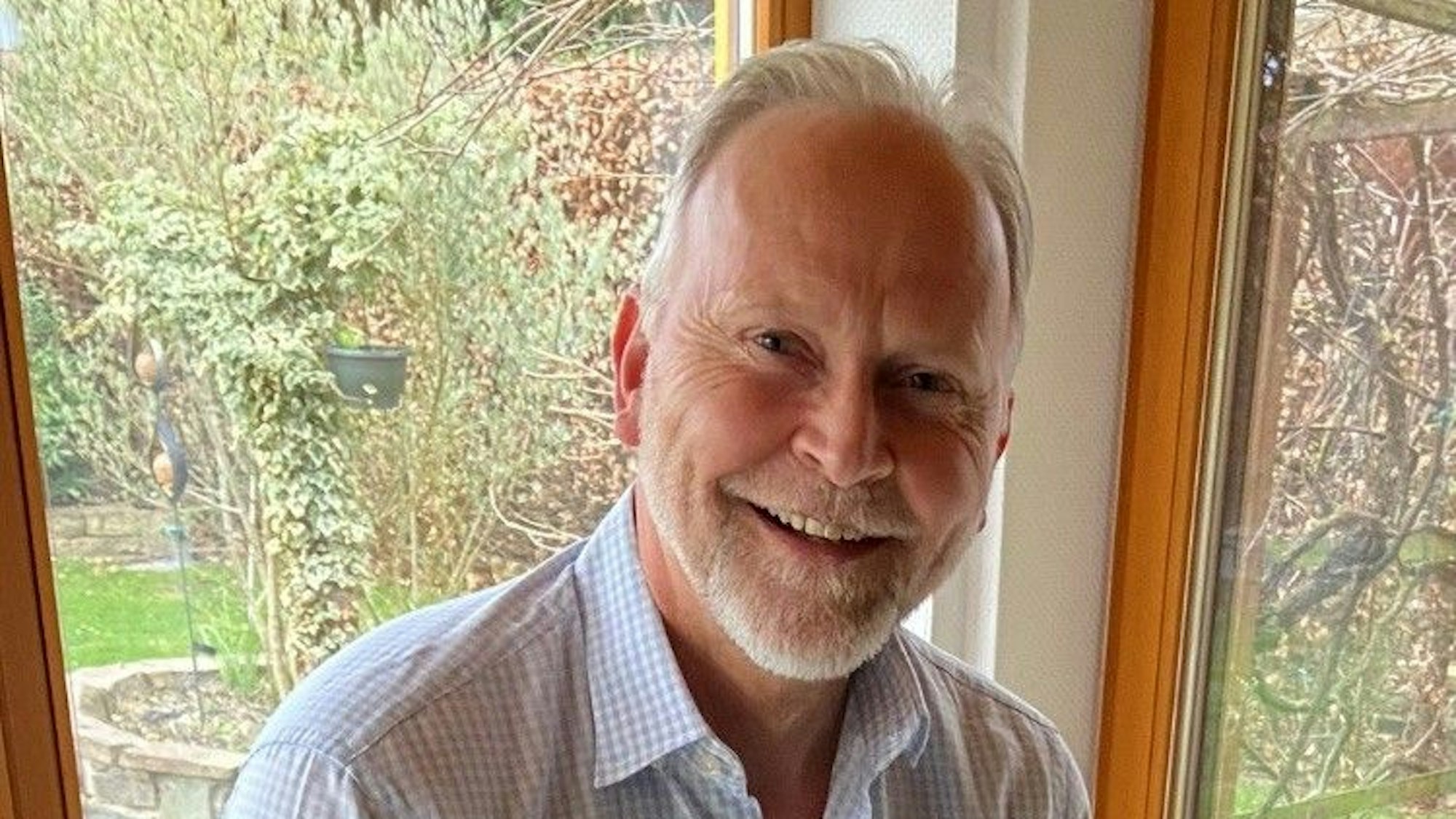 Das Foto zeigt einen freundlich lächelnden Mann, es ist Gerd Koslowski, Vorsitzender des Stadtsportbundes Frechen.