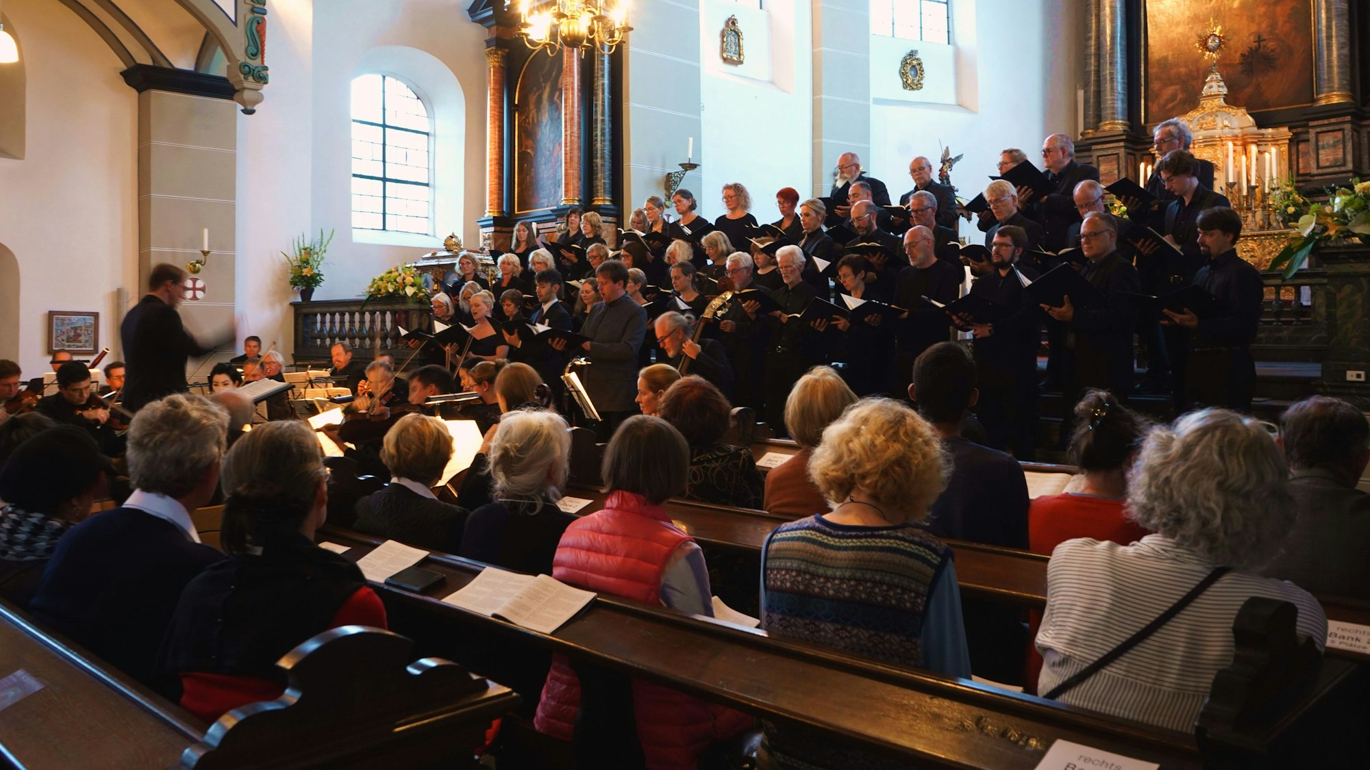 Das Vokalensemble Bad Münstereifel singt in der Kirche.