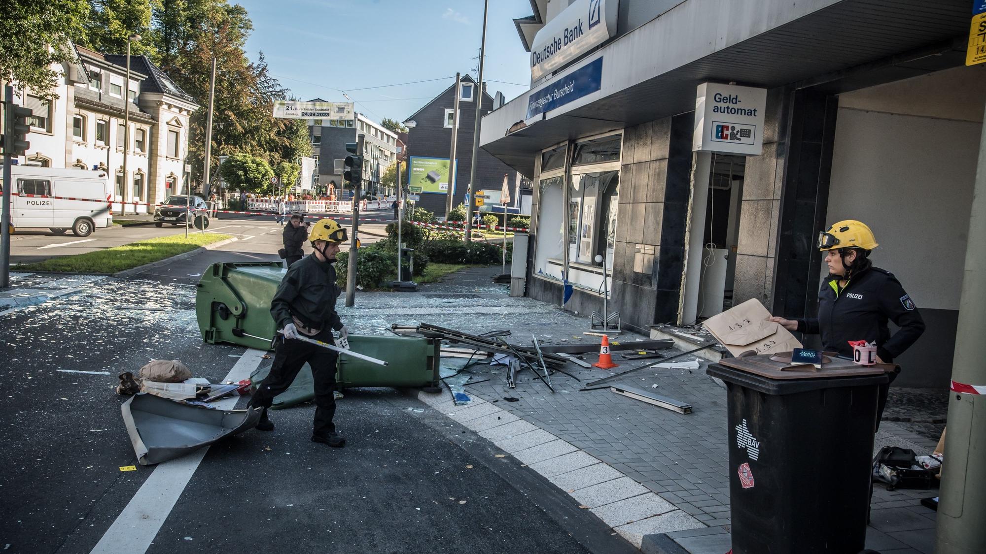 In Burscheid an der Bürgermeister-Schmidt-Straße wurde am frühen Morgen des 26. September ein Geldautomat der Deutschen Bank gesprengt.