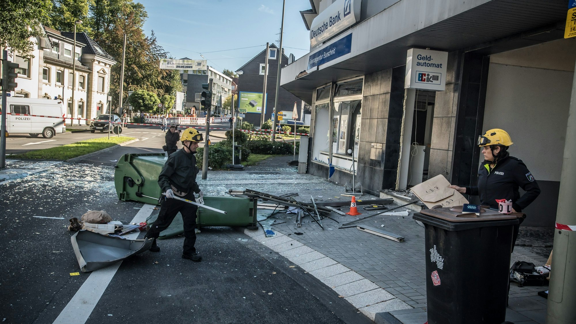In Burscheid an der Bürgermeister-Schmidt-Straße wurde am frühen Morgen des 26. September ein Geldautomat der Deutschen Bank gesprengt.