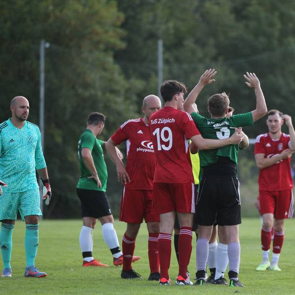 Ein Zülpicher Spieler hilft einem angeschlagenen Flamersheimer, der offenbar vom Ball getroffen wurde.