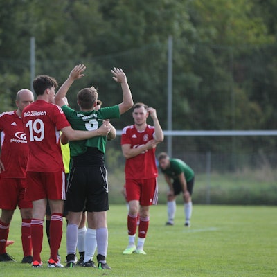 Ein Zülpicher Spieler hilft einem angeschlagenen Flamersheimer, der offenbar vom Ball getroffen wurde.