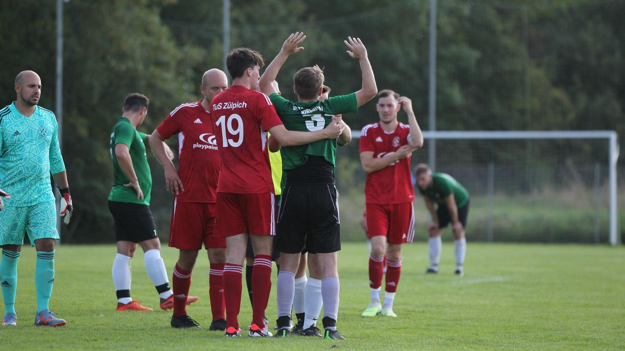 Ein Zülpicher Spieler hilft einem angeschlagenen Flamersheimer, der offenbar vom Ball getroffen wurde.