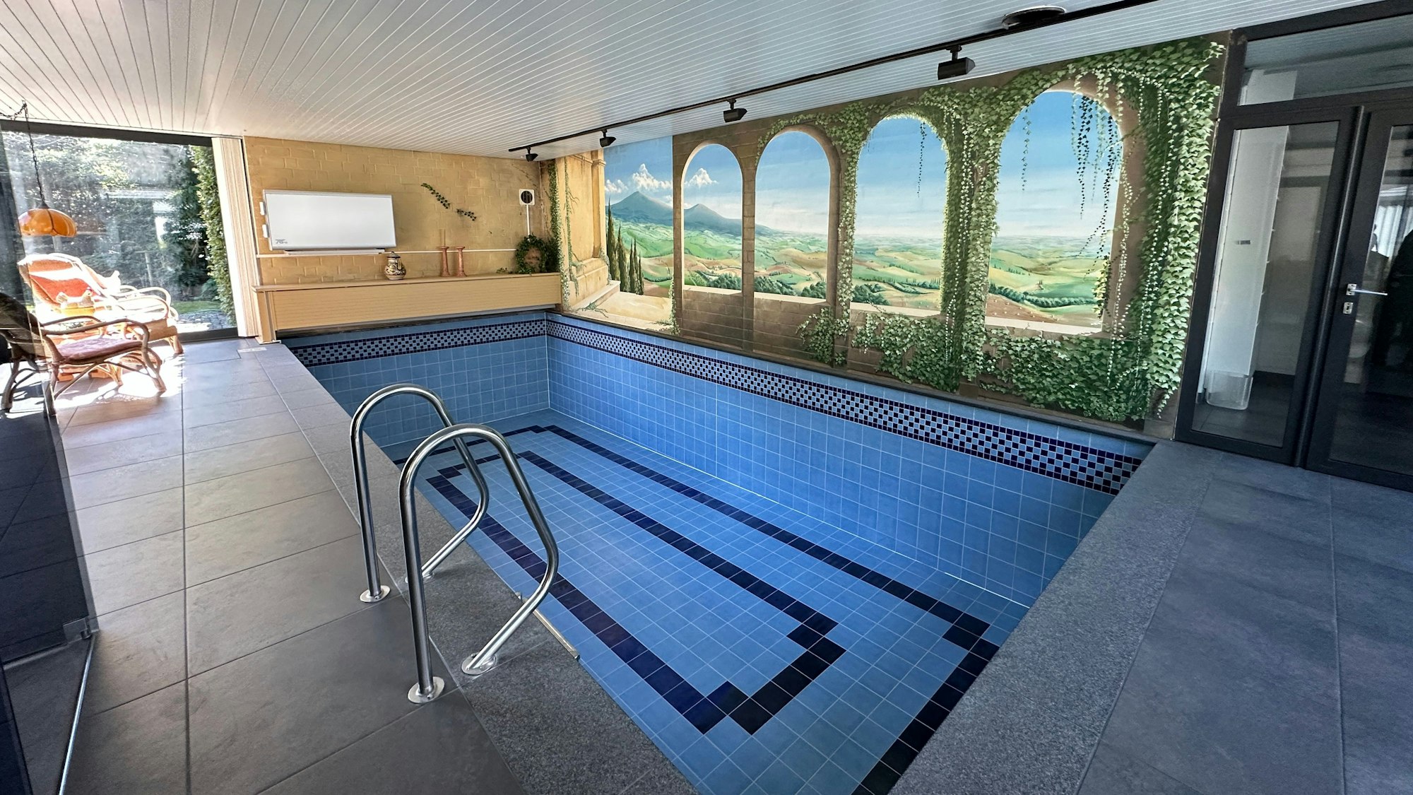 Im Keller ist ein Pool eingelassen.