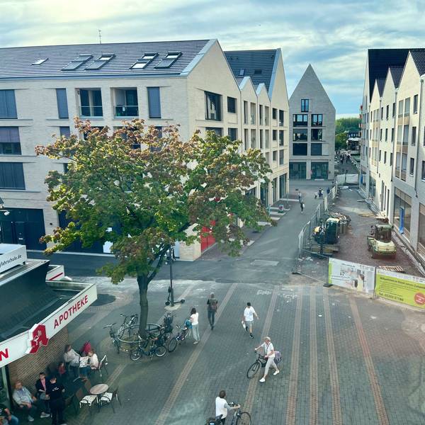 Blick auf die drei neuen Häuser in der Porzer Innenstadt.