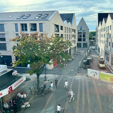 Blick auf die drei neuen Häuser in der Porzer Innenstadt.