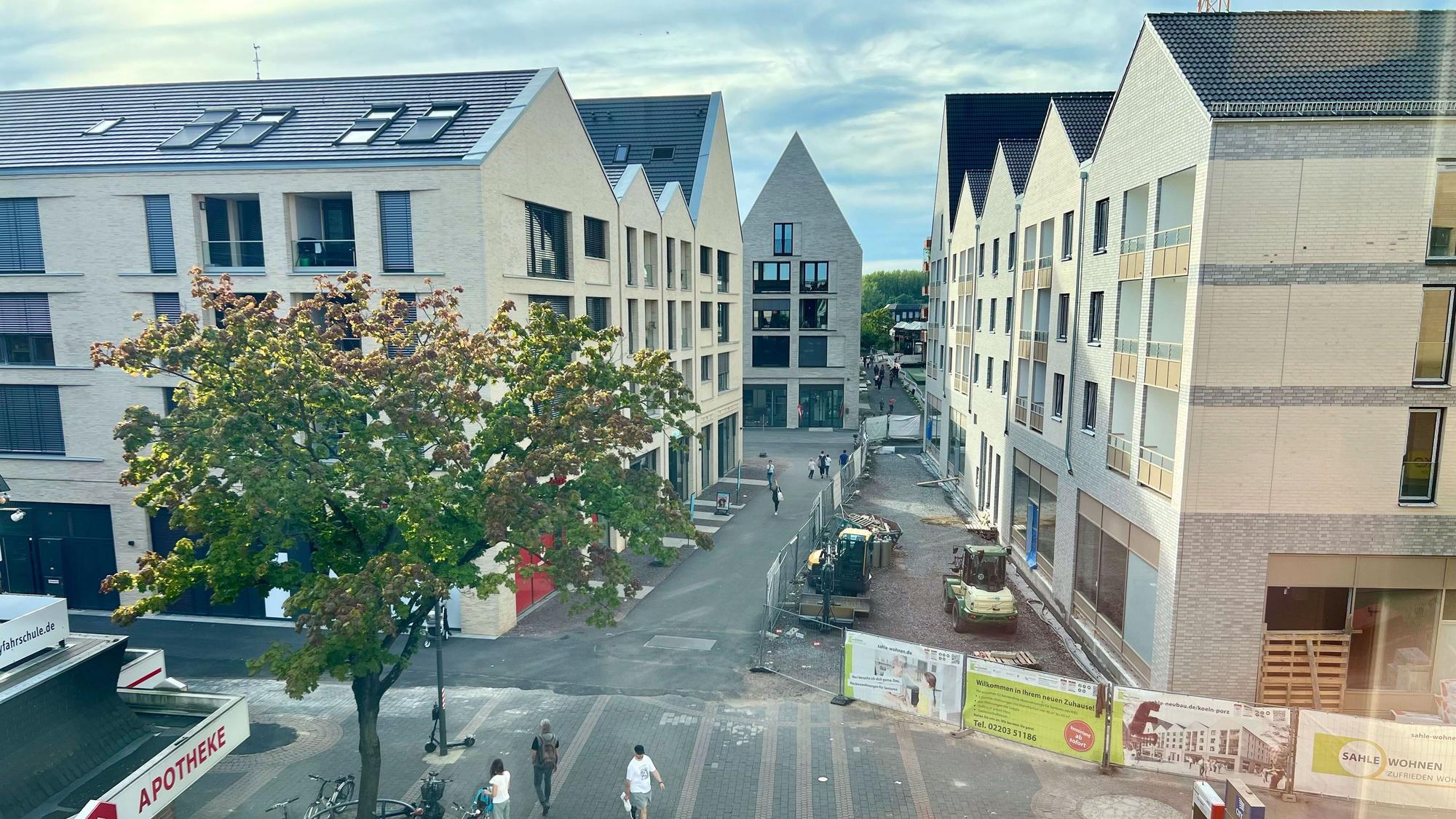 Blick auf die drei neuen Häuser in der Porzer Innenstadt.