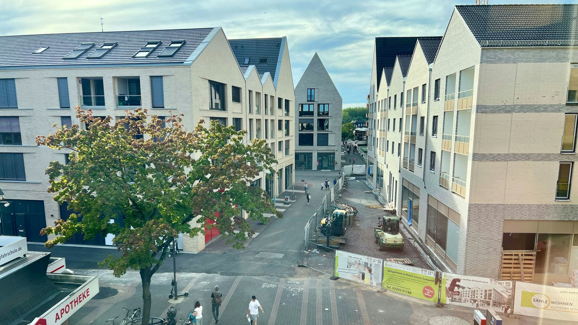 Blick auf die drei neuen Häuser in der Porzer Innenstadt.