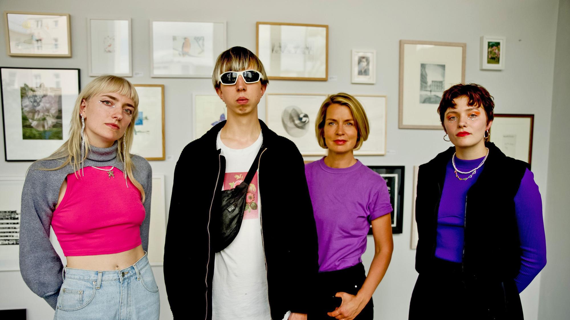 ARD/rbb HÖRT UNS ZU! WIR OSTDEUTSCHE UND DER WESTEN, "Eine Reportage mit Jessy Wellmer", am Montag (25.09.23) um 20:15 Uhr im ERSTEN. Jessy Wellmer neben der Chemnitzer Band „Blond“, die sich bewusst entschieden hat, in ihrer Heimatstadt zu bleiben.
© rbb/beckground tv, honorarfrei - Verwendung gemäß der AGB im engen inhaltlichen, redaktionellen Zusammenhang mit genannter rbb-Sendung bei Nennung "Bild: rbb/beckground tv" (S2+). rbb Presse & Information, Masurenallee 8-14, 14057 Berlin, Tel: 030/97 99 3-12118 oder -12116, pressefoto@rbb-online.de
