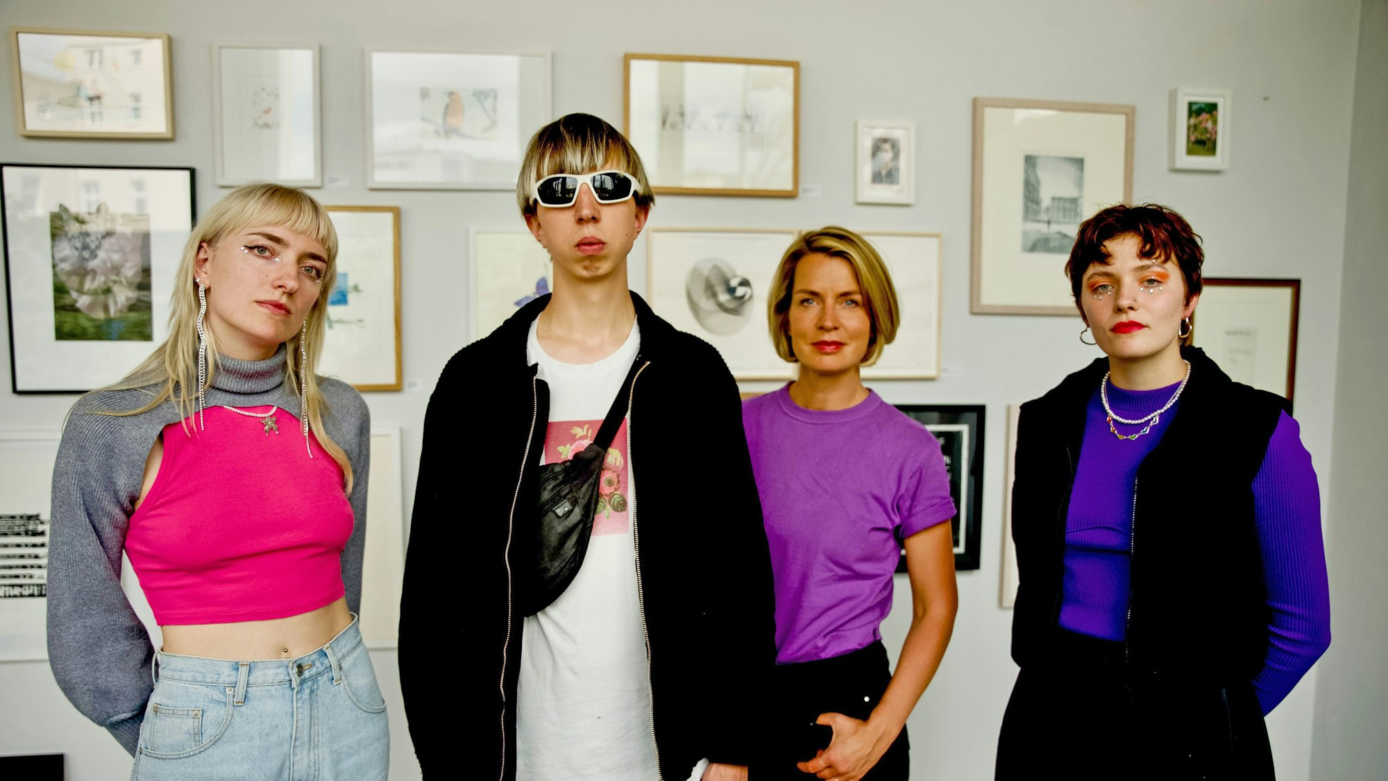 ARD/rbb HÖRT UNS ZU! WIR OSTDEUTSCHE UND DER WESTEN, "Eine Reportage mit Jessy Wellmer", am Montag (25.09.23) um 20:15 Uhr im ERSTEN. Jessy Wellmer neben der Chemnitzer Band „Blond“, die sich bewusst entschieden hat, in ihrer Heimatstadt zu bleiben.
© rbb/beckground tv, honorarfrei - Verwendung gemäß der AGB im engen inhaltlichen, redaktionellen Zusammenhang mit genannter rbb-Sendung bei Nennung "Bild: rbb/beckground tv" (S2+). rbb Presse & Information, Masurenallee 8-14, 14057 Berlin, Tel: 030/97 99 3-12118 oder -12116, pressefoto@rbb-online.de