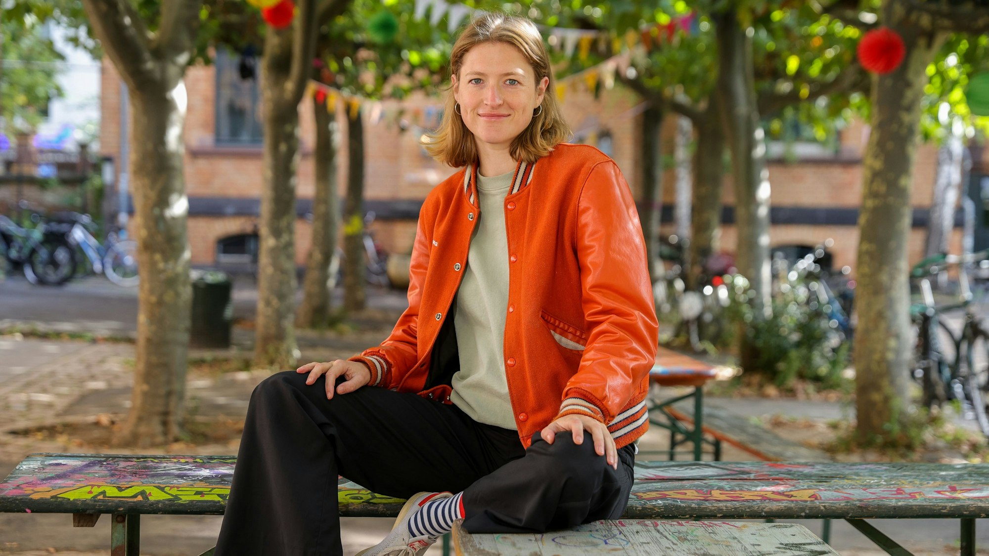 Lola Klamroth auf dem Hof der Alten Feuerwache im Kölner Agnesviertel.