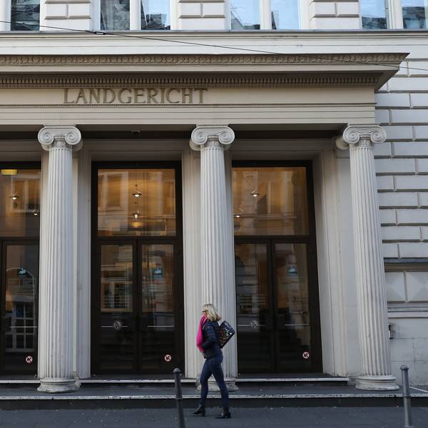 Eine Frau läuft vor dem Eingang des Bonner Landgerichts entlang.