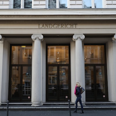 Eine Frau läuft vor dem Eingang des Bonner Landgerichts entlang.