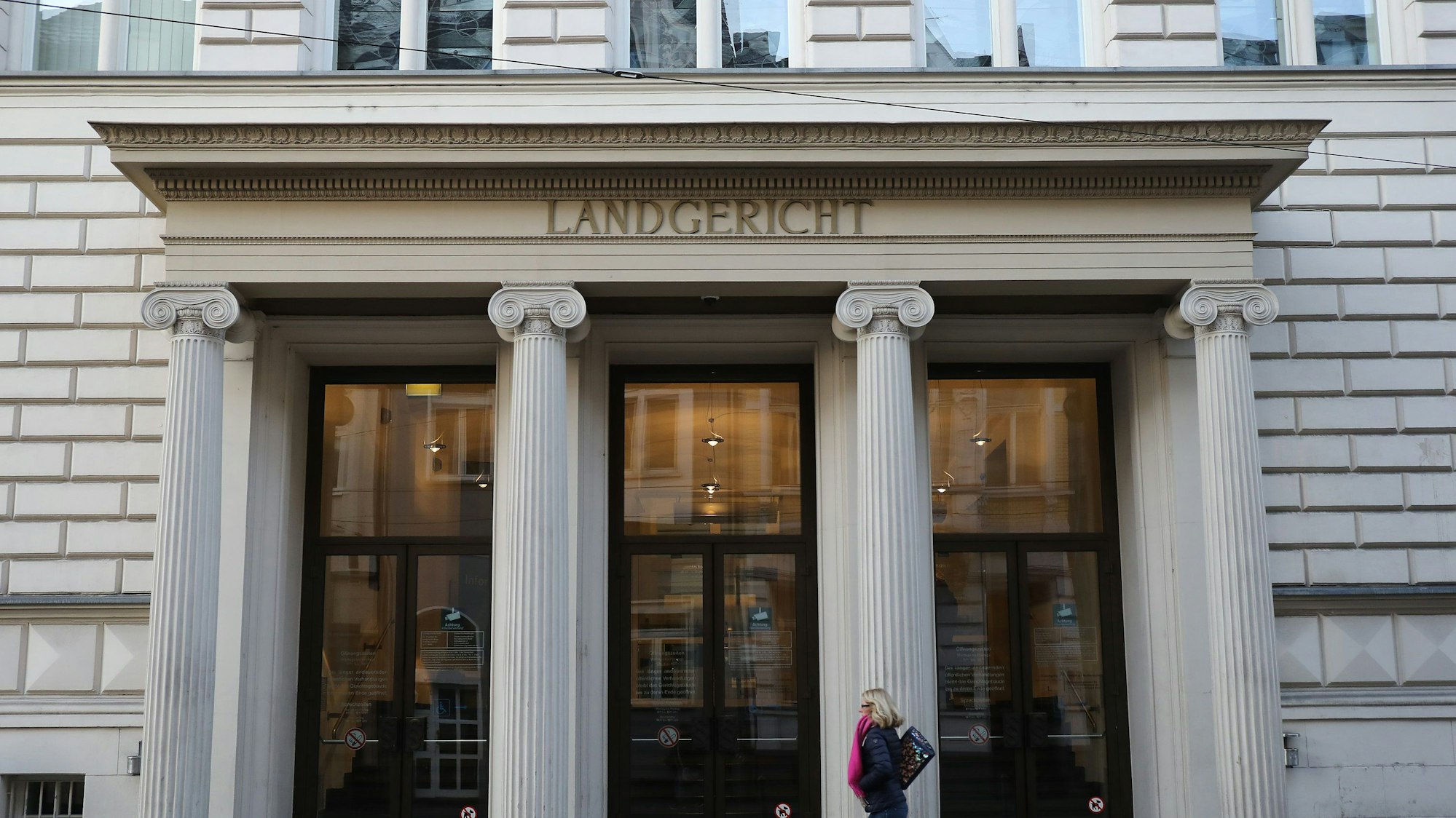 Der Eingang des Bonner Landgerichts.